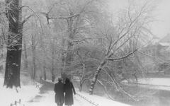 221103 Gezicht op een besneeuwd wandelpad in het singelplantsoen te Utrecht ter hoogte van het Hieronymusplantsoen met ...